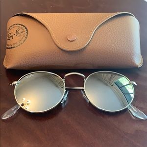 Round silver mirrored lensed raybans